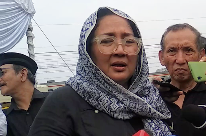 Dewi Irawan di TPU Tanah Kusir, Jakarta Selatan, Sabtu (18/1/2020).