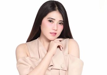 Dulu Hanya Seorang Pengamen, Penyanyi Cantik Ini Sekarang Mampu Berikan Sang Ibu Kue Ulang Tahun Berisi Uang Layaknya ATM