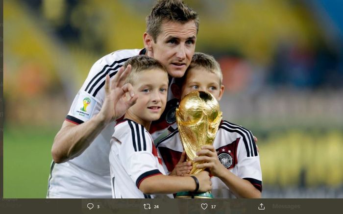 Miroslav Klose berpose dengan trofi juara Piala Dunia untuk timnas Jerman bersama anak-anaknya.