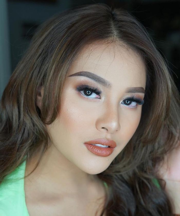 Aurel Hermansyah tampil lebih cantik dengan bulu mata palsu