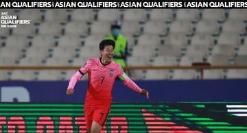 Penyerang timnas Korea Selatan, Son Heung-Min, merayakan gol ke gawang timnas Iran dalam laga Kualifikasi Piala Dunia 2022 Zona Asia di Stadion Azadi, Selasa (12/10/2021).