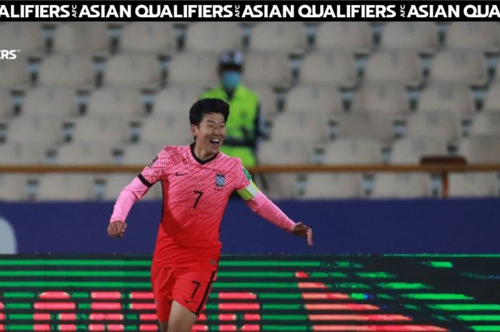Penyerang timnas Korea Selatan, Son Heung-Min, merayakan gol ke gawang timnas Iran dalam laga Kualifikasi Piala Dunia 2022 Zona Asia di Stadion Azadi, Selasa (12/10/2021).
