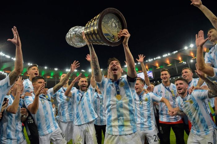 Lionel Messi mengangkat trofi Copa America dan disambut rekan-rekannya seusai Timnas Argentina menekuk Brasil dalam final di Stadion Maracana, Rio de Janeiro, Brasil, 10 Juli 2021.