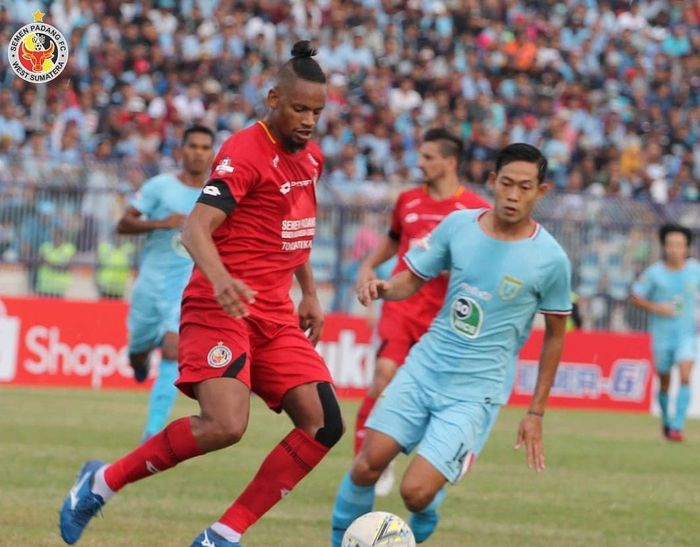 Pemain Semen Padang, Vanderlei Francisco (kiri), berebut bola dengan bek Persela Lamongan, Ahmad Birrul Walidain, dalam laga pekan ke-34 di Stadion Surajaya, Sabtu (21/12/2019).