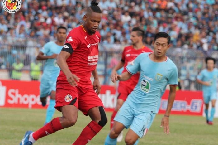 Pemain Semen Padang, Vanderlei Francisco (kiri), berebut bola dengan bek Persela Lamongan, Ahmad Birrul Walidain, dalam laga pekan ke-34 di Stadion Surajaya, Sabtu (21/12/2019).