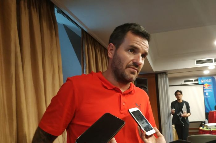 Pelatih timnas Indonesia, Simon McMenemy menjawab pertanyaan wartawan di Hotel century, Jakarta, Senin (15/4/2019).