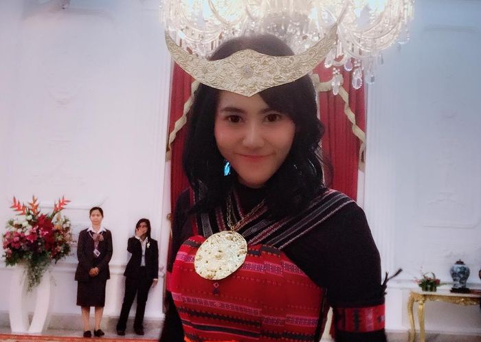 Sandhyca dalam balutan busana daerah Nusa Tenggara Timur
