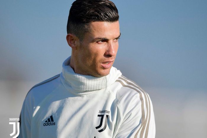 Direktur Olahraga Juventus, Fabio Paratici mengungkpan sebuah kisah dibalik transfer mega bintang Portugal, Cristiano Ronaldo ke Juventus.