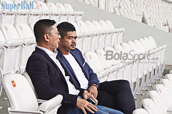 Mohamad Prapanca dan Bambang Pamungkas menempati salah satu tribun di Stadion Utama Gelora Bung Karno, Jakarta.