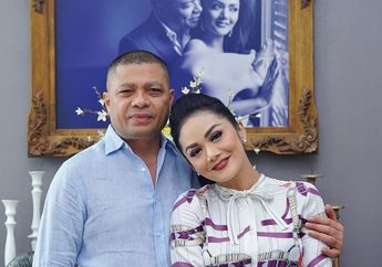 Seolah Bantah Isu Keretakan Rumah Tangga, Krisdayanti dan Raul Lemos Kompak dan Rela Terbang Jauh ke Singapura demi Membeli Gadget Baru untuk Anak Senilai Rp 11 Juta!