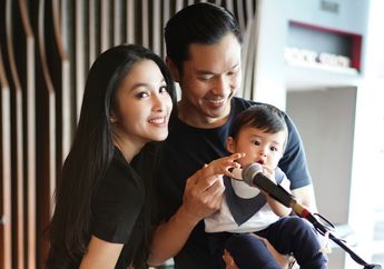 Suaminya Minta Anak Lagi, Sandra Dewi Curhat Galau Sambil Pegang Botol Susu Rafa