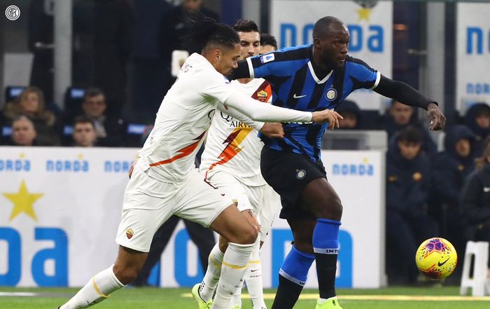 Striker Inter Milan, Romelu Lukaku, beraksi dalam laga Liga Italia melawan AS Roma di Stadion Giuseppe Meazza.