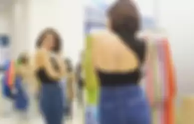 Video 15 detik goyang-goyang Gisel dan hanya mengenakan tanktop viral. Bikin netizen ingat sesuatu tentang mantan istri Gading Marten itu.