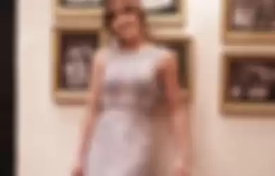 Penampilan Gisel selalu menjadi sorotan. Foto jadul ibunda Gempi bikin pangling. Gaun yang dikenakannya picu pro kontra.