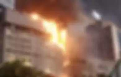 Foto api yang berjatuhan dari gedung Tunjungan Plaza Surabaya bikin syok. Warga dibikin merinding saat buka puasa. 