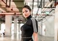 Kembali Jadi Sorotan, Intip Seksinya Gaya Kasual Marion Jola Padukan Crop Top Pamer Bagian Perut