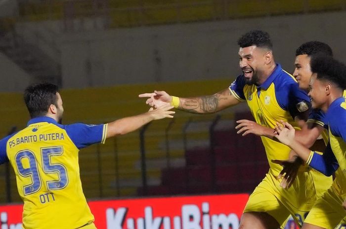 Selebrasi bek Barito Putera, Renan Alves usai menjebol gawang RANS Nusantara FC dalam laga pekan ke-31 Liga 1 di Stadion Sultan Agung, Bantul pada Rabu (17/4/2024).