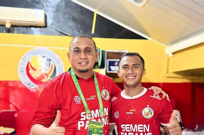 Dimas Roni Saputra, kakak Pratama Arhan yang jalani debut di Liga 1 bersama  Semen Padang saat menahan imbang Persib Bandung 1-1  di Stadion Si Jalak Harupat, Soreang, Bandung, pada Jumat (1/11/2024)