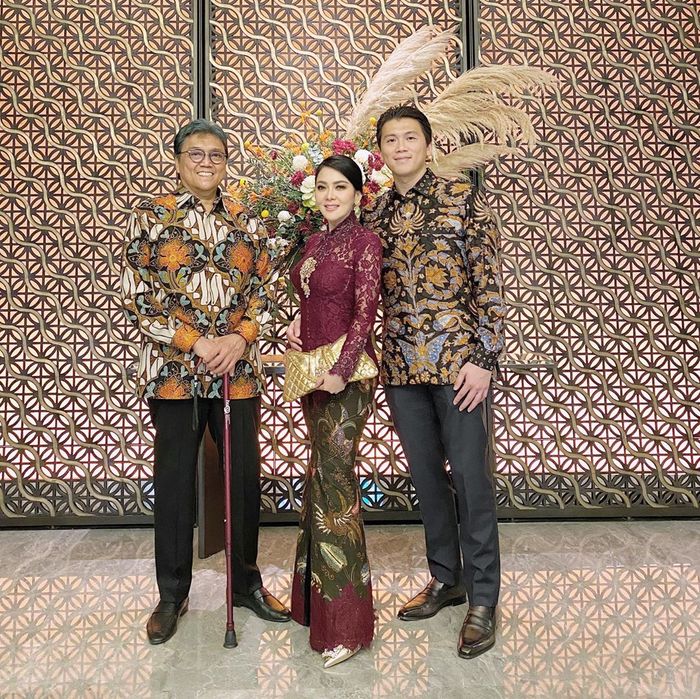 Syahrini saat kondangan bersama keluarga dan mertuanya