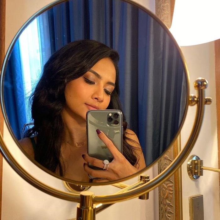 Postingan foto terbaru Vanessa Angel yang sudah menjadi istri orang sembari berselfie dan berjualan lipstik brand kosmetik miliknya.