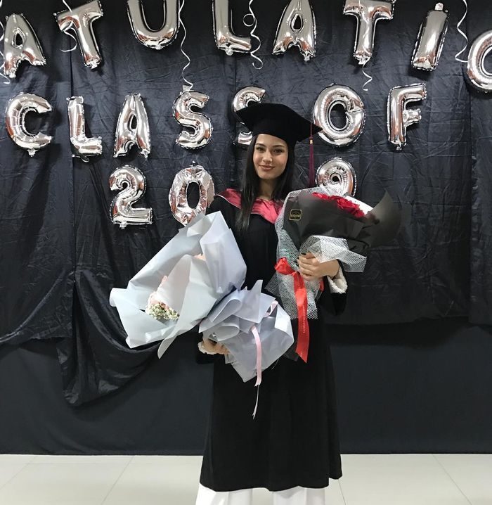 Kareena Kaur, putri sambung Bunga Zainal saat lulus SMA