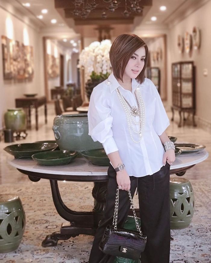 Syahrini kerap tampil modis kenakan berbagai fashion item branded dengan harga fantastis
