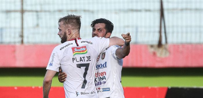 Selebrasi Stefano Lilipaly dan Melvin Platje setelah mencetak gol untuk Bali United menghadapi Persipura Jayapura dalam lanjutan Liga 1 2019 di Stadion Gelora Delta, Sidoarjo, Senin (11/11/2019).