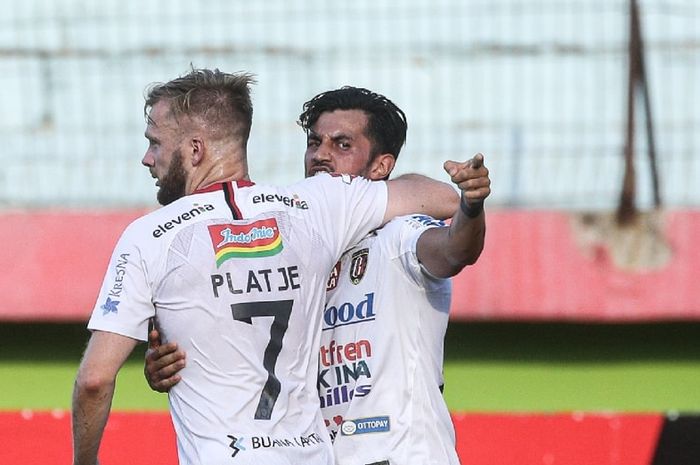 Selebrasi Stefano Lilipaly dan Melvin Platje setelah mencetak gol untuk Bali United menghadapi Persipura Jayapura dalam lanjutan Liga 1 2019 di Stadion Gelora Delta, Sidoarjo, Senin (11/11/2019).