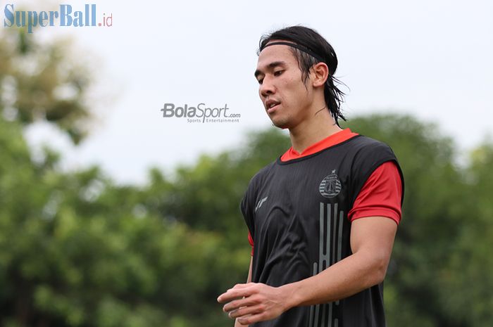 Bek Persija Jakarta, Ryuji Utomo,  ketika menjalani latihan di Lapangan Sutasoma Halim, Jakarta Timur (9/3/2020)