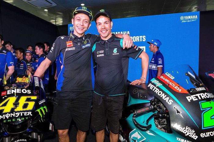 Valentino Rossi (kiri) dan muridnya yaitu Franco Morbidelli (kanan) saat menjalani tes pramusim MotoGP di Sirkuit Sepang. Rossi dan Morbidelli digadang-gadang akan membela tim Petronas Yamaha SRT musim depan.