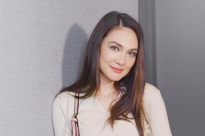 Luna Maya memiliki anak asuh dan berjanji akan menguliahkan mereka
