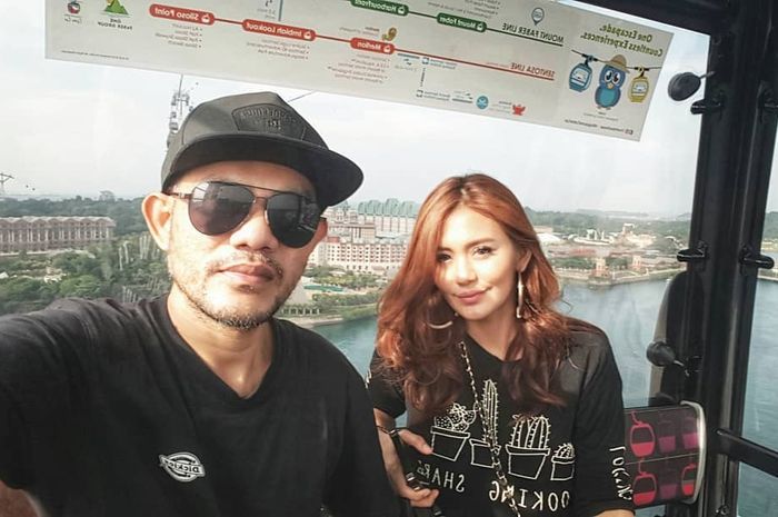 Juliana bersama mendiang Herman Seventeen 
