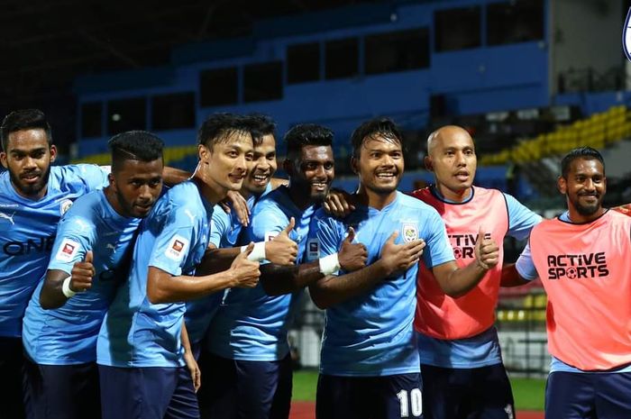 Para pemain Petaling Jaya City FC tengah merayakan gol.