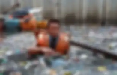 Potret Perjuangan Pasukan Oranye: Berjibaku Dengan Sampah, Demi Kali Jakarta yang Indah