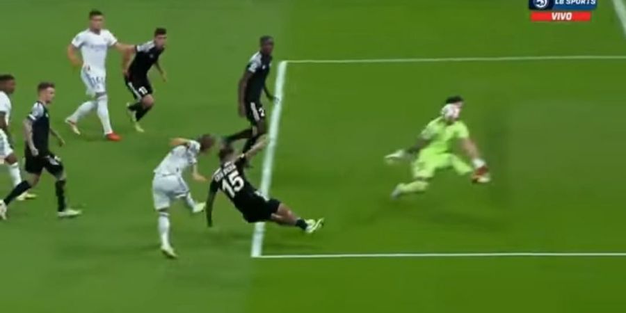 Lawan Real Madrid, Kiper Sheriff Jadi Super Saiya: Bikin 10 Penyelamatan sampai Pakai Muka