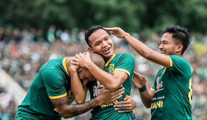 Pemain Persebaya Surabaya merayakan gol yang dicetak oleh Oktafianus Fernando saat melawan Persija Jakarta pada final Piala Gubernur Jatim 2020.