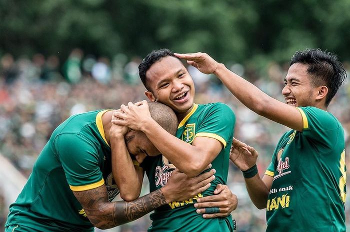 Pemain Persebaya Surabaya merayakan gol yang dicetak oleh Oktafianus Fernando saat melawan Persija Jakarta pada final Piala Gubernur Jatim 2020.