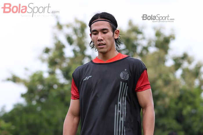 Bek Persija Jakarta, Ryuji Utomo,  ketika menjalani latihan di Lapangan Sutasoma Halim, Jakarta Timur (9/3/2020)