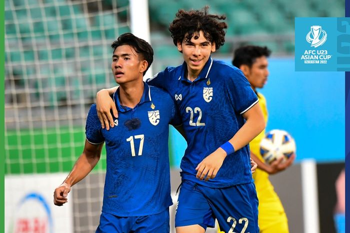 Suphanat Mueanta dan Benjamin Davies saat Thailand mengalahkan Malaysia 0-3 dalam laga kedua grup B Piala Asia U-23 2022, Minggu (5/6/2022).