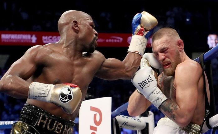 Floyd Mayweather ketika mengalahkan Conor McGregor di atas ring tinju