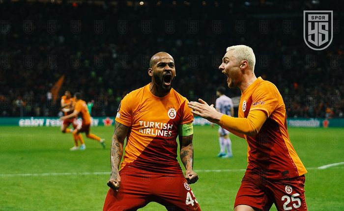 Bek Galatasaray, Marcao (kiri), merayakan gol ke gawang Barcelona dalam laga leg kedua babak 16 besar Liga Europa 2021-2022 di Stadion Turk Terlekom, Istanbul, pada Kamis (17/3/2022) waktu setempat atau Jumat mulai pukul 00.45 WIB. 