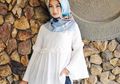 5 Ide Padu Padan Hijab Motif dan Outfit Putih ala Indah Nada Puspita. Modis!