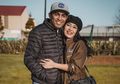Duduk di Samping Jenazah Glenn Fredly, Sang Istri Mutia Ayu Kenakan Busana Putih