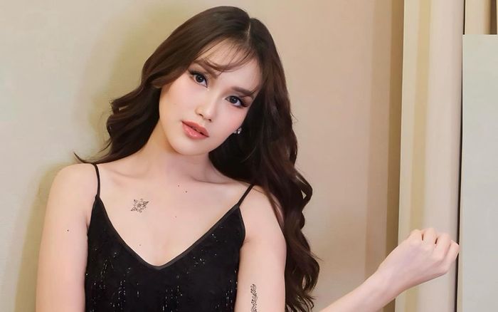Penampilan Ayu Ting Ting dengan dress hitam mini.