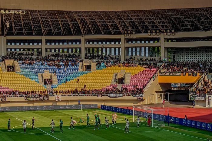 Suasana pertandingan antara PSS Sleman vs Persita pada laga pekan kesembilan Liga 1 2024-2025 di Stadion Manahan, Surakarta, Minggu (27/10/2024).