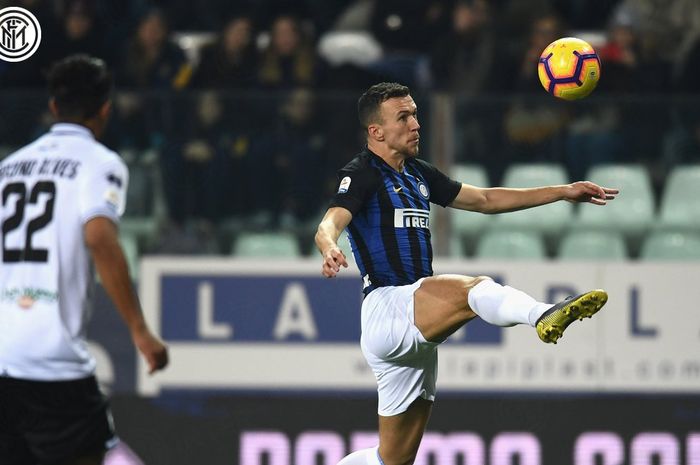 Penyerang Inter Milan, Ivan Perisic, berduel dengan bek Parma, Bruno Alves, dalam laga Liga Italia di Stadion Ennio Tardini, Sabtu (9/2/2019).