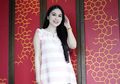 Hamil 9 Bulan Tetap Singset, Sandra Dewi Tampil Simpel Pakai Kemeja dan Hot Pants Sambil Tenteng Tas Mewah