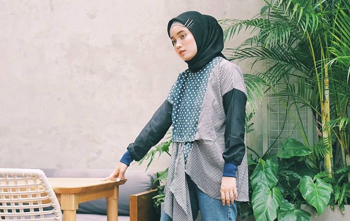 Menggunakan 3 bobby pin yang dipadukan dengan hijab.