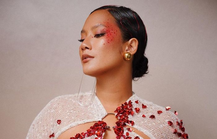 Penampilan Tara Basro dalam gala premiere film Pengabdi Setan 2.