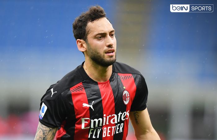 Pemain AC Milan, Hakan Calhanoglu, merayakan gol ke gawang Benevento dalam laga pekan ke-34 Liga Italia 2020-2021, Sabtu (1/5/2021) waktu setempat atau Minggu pukul 01.45 WIB. 